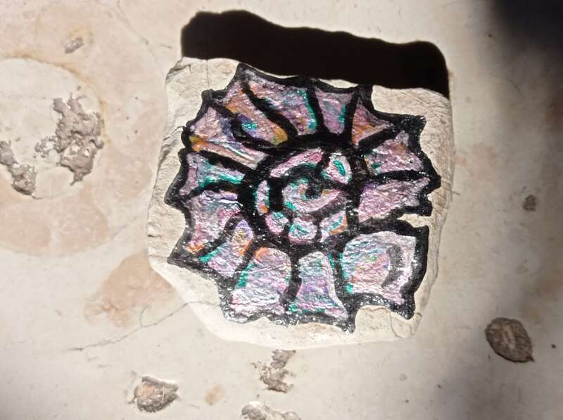 Sasso dipinto: Ammonite iridescente — di CuorePini