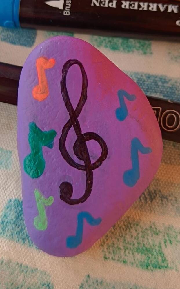 Sasso dipinto: Note musicali con chiave di violino 🎻 — di Francesca