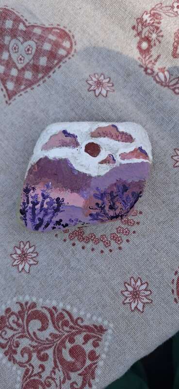 Sasso dipinto: lavanda — di Recca