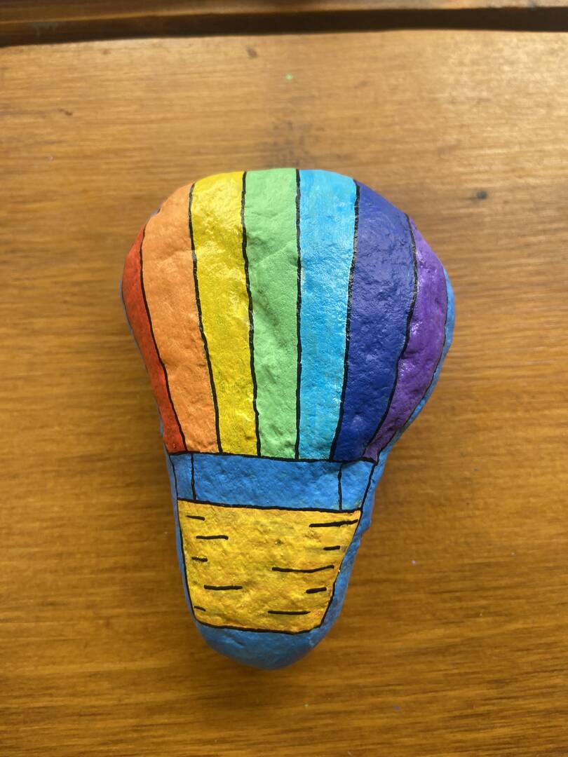 Sasso dipinto: Mongolfiera arcobaleno — di Kia