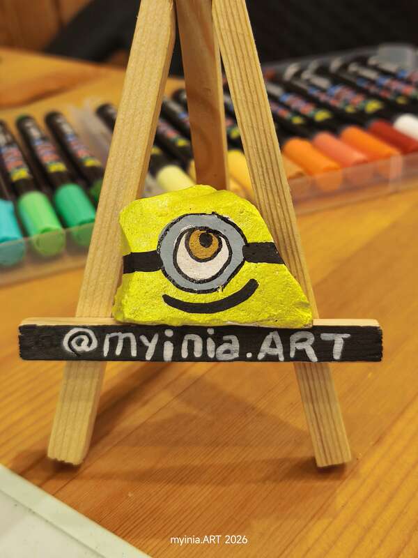 Sasso dipinto: Minion 28 — di Myinia