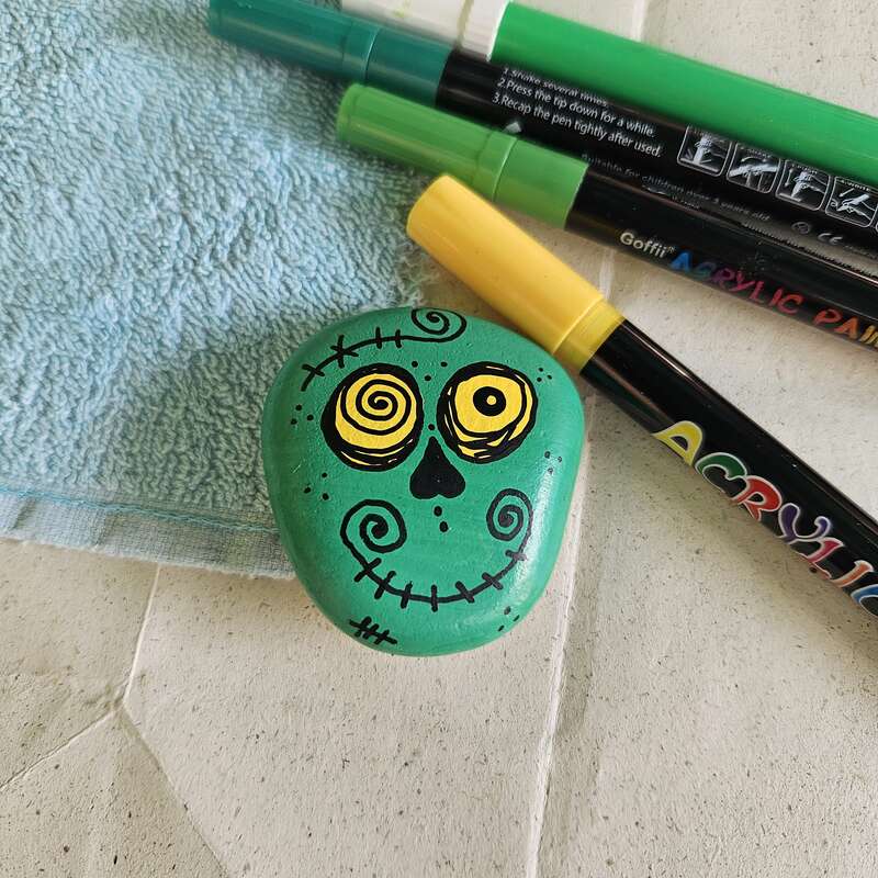 Sasso dipinto: Calaverito 💀💚 — di Kika