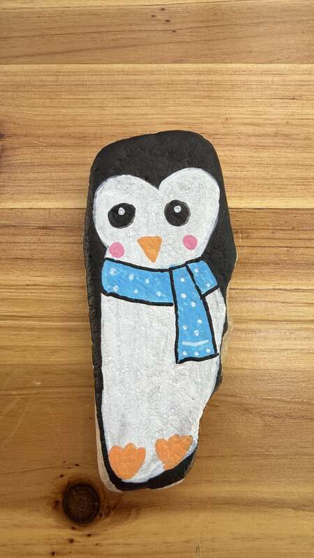 Sasso dipinto: Pinguino freddolino — di Hovistoninavolare