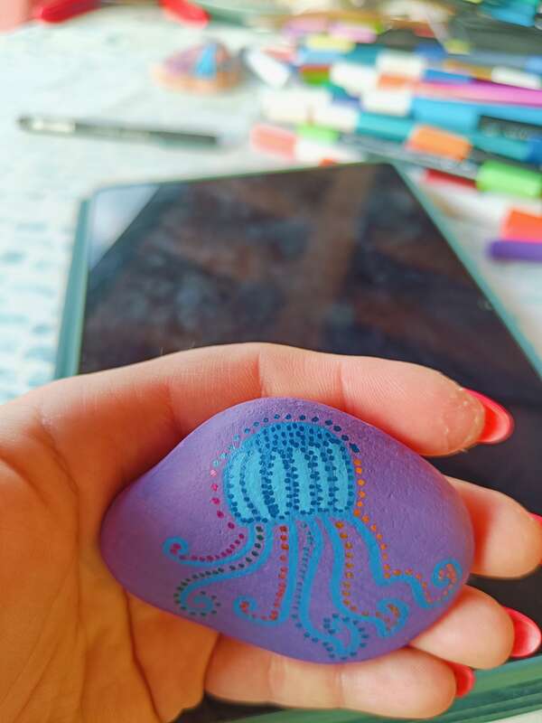 Sasso dipinto: Medusa 🥰💜 — di Francesca
