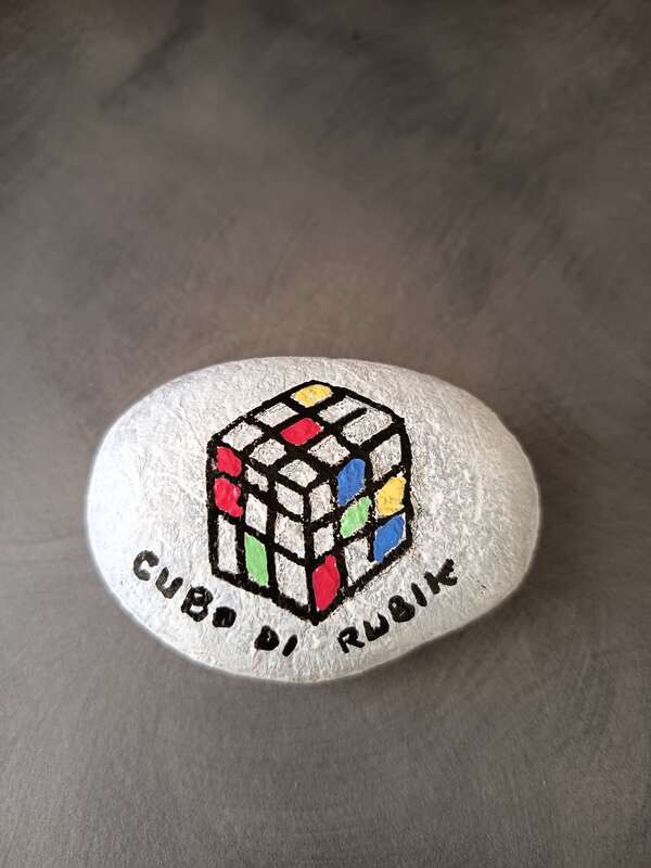Sasso dipinto: Il cubo di Rubik — di Mary