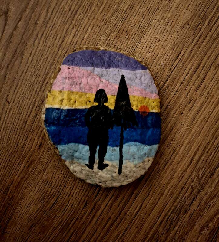 Sasso dipinto: L'ultimo bacio del sole — di Enneolina