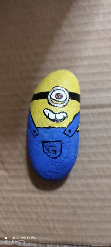 Sasso dipinto: minion 1 — di Myinia