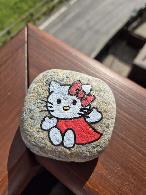 Sasso dipinto: HELLO KITTY VIAGGIATRICE — di yuki_umi