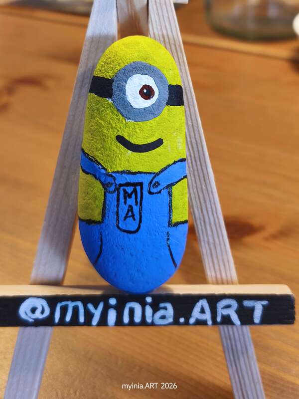 Sasso dipinto: Minion 12 — di Myinia