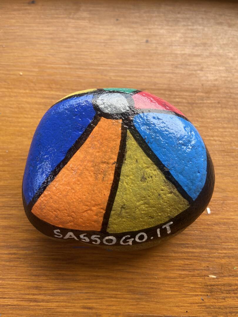 Sasso dipinto: La palla di Sassogo — di Kia