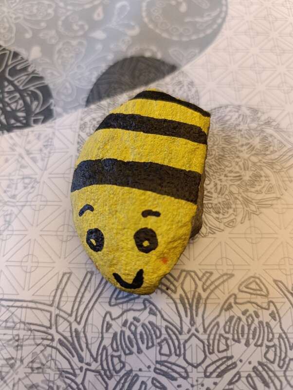 Sasso dipinto: Bee happy 🐝 — di FedeB