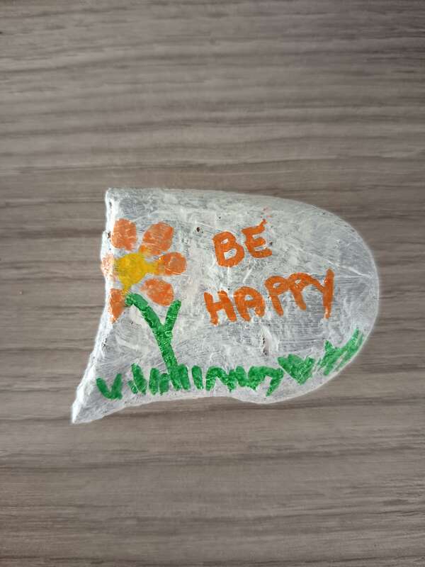 Sasso dipinto: Be happy — di Mary