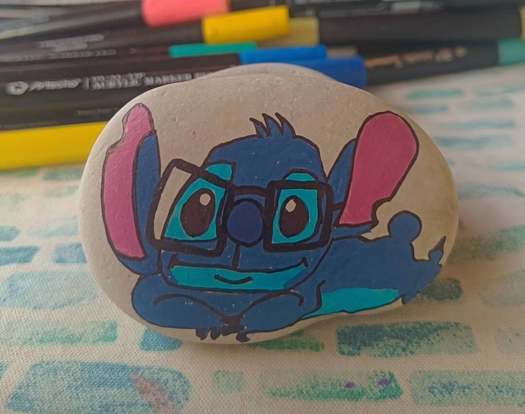 Sasso dipinto: Stitch 💙✨ — di Francesca