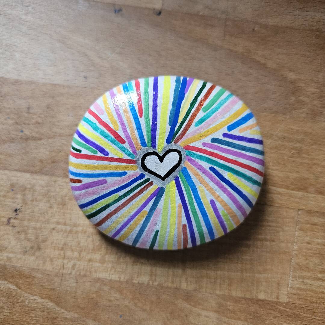 Sasso dipinto: Cuore gioioso 🥰 — di Kika