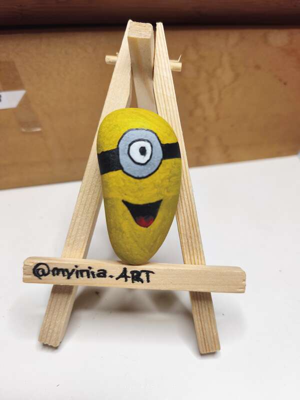 Sasso dipinto: Minion 3 — di Myinia