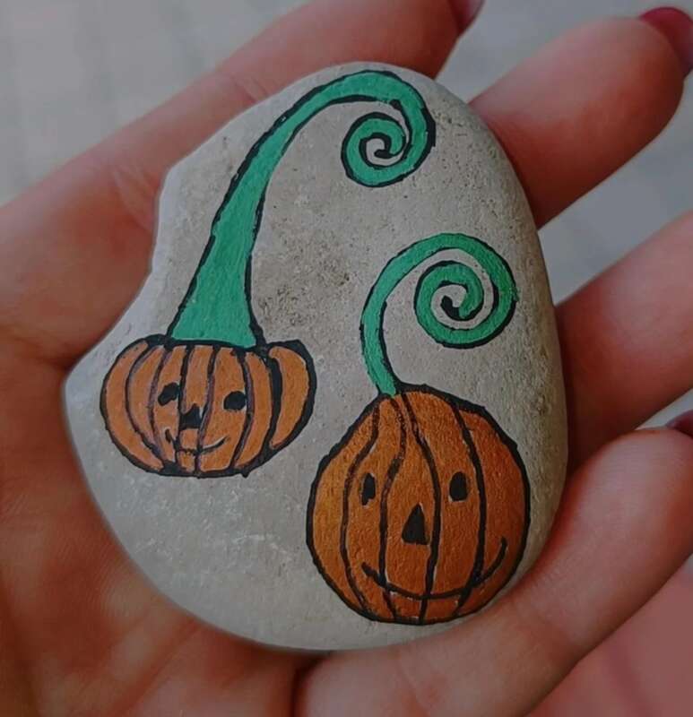Sasso dipinto: Zucchette autunnali 🍁🌰🎃 — di Francesca