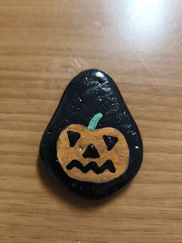 Sasso dipinto: zucca Halloween — di IlSiberiano