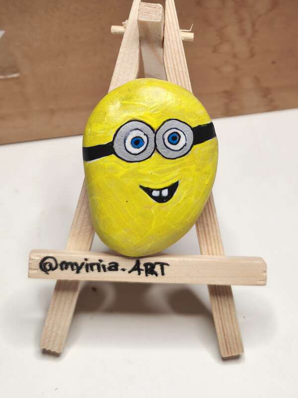 Sasso dipinto: Minion 2 — di Myinia