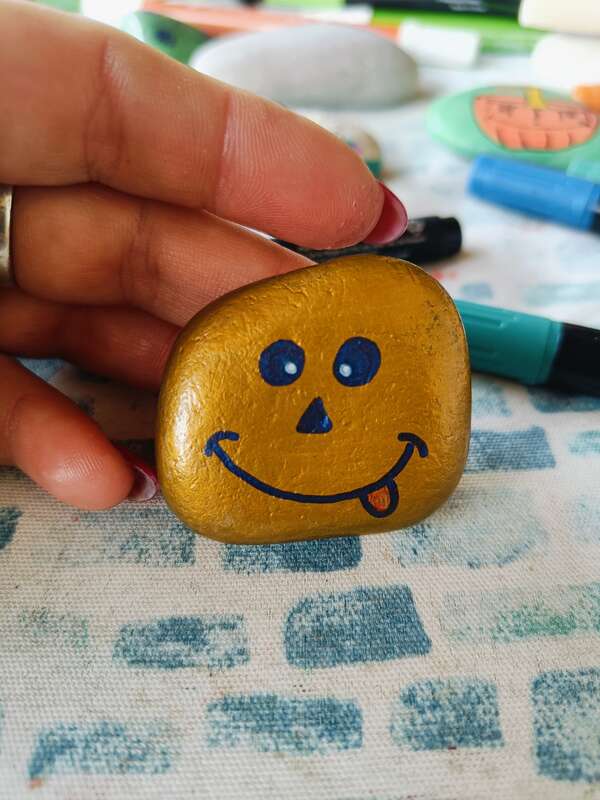 Sasso dipinto: Faccina sorridente 😁 — di Francesca