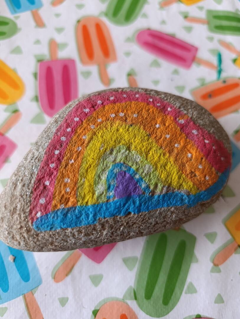 Sasso dipinto: 🌈Arcobaleno a pois — di FedeB