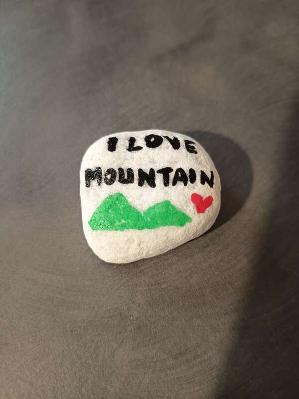 Sasso dipinto: I love mountain — di Mary