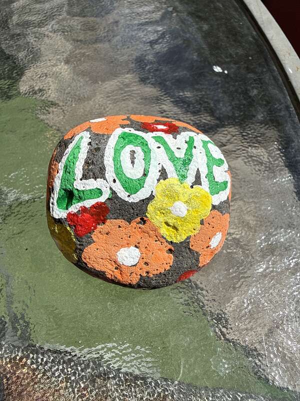 Sasso dipinto: Love — di Viaggiarespirama