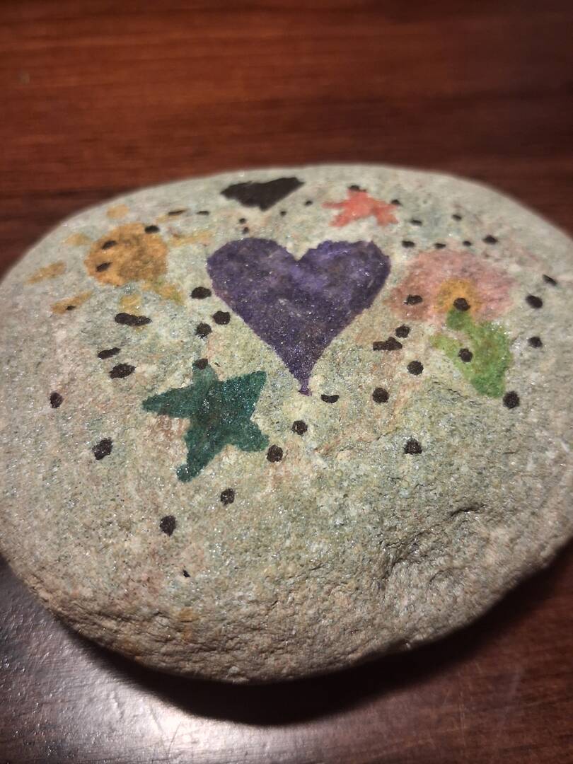 Sasso dipinto: Cuore decorato