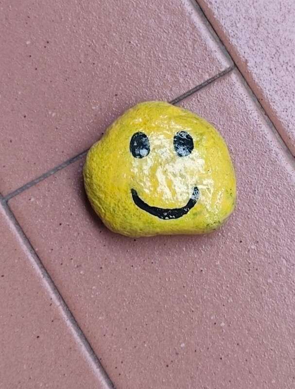 Sasso dipinto: 🙂Happy🙂 — di Emma