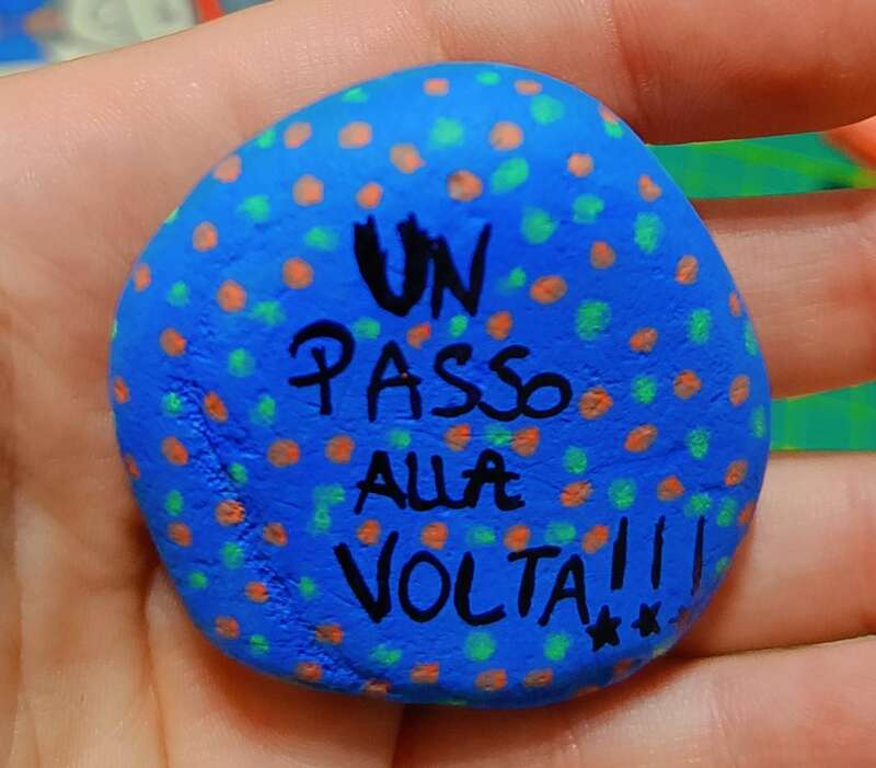 Sasso dipinto: Un passo alla volta ✨💪🏻 — di Francesca