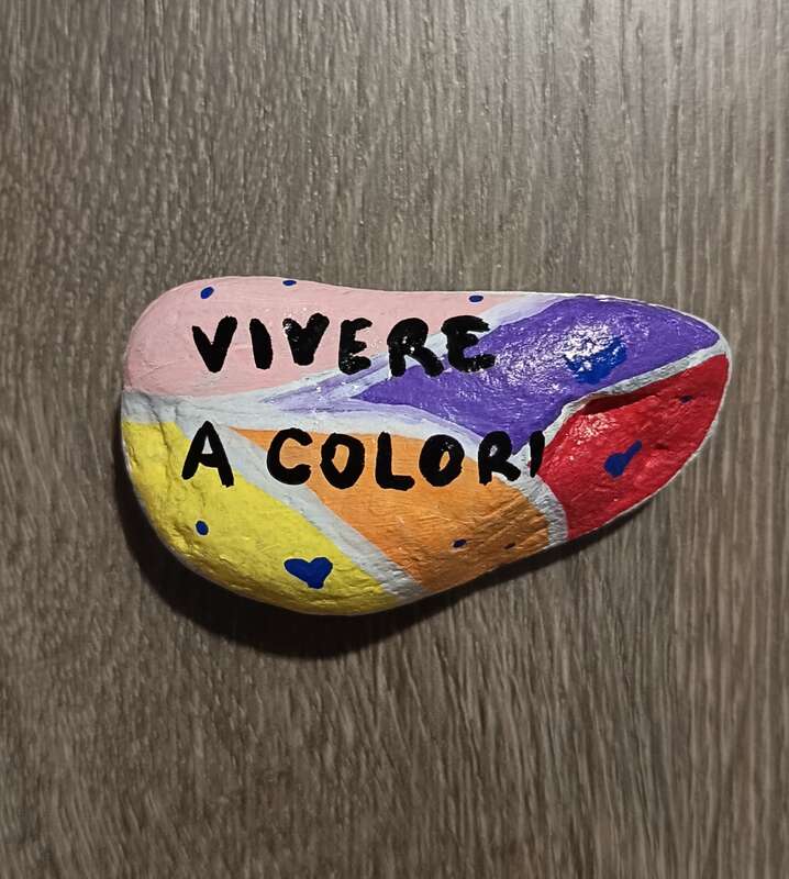 Sasso dipinto: Vivere a colori — di Mary