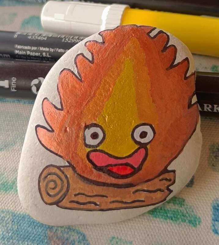 Sasso dipinto: Calcifer 🔥🥰 — di Francesca