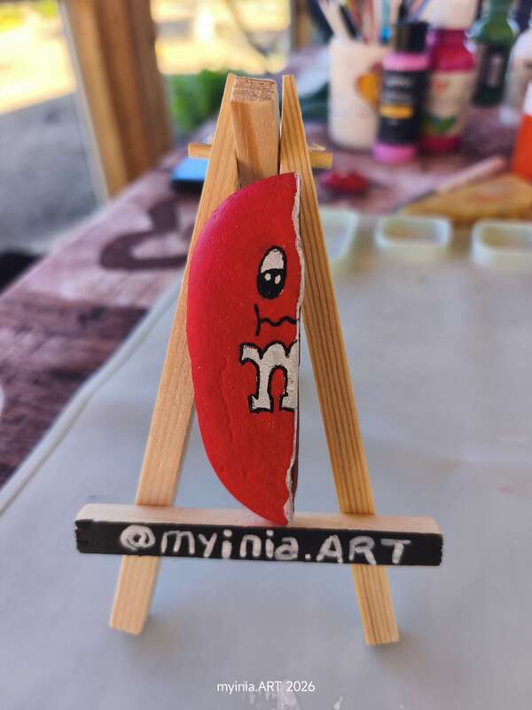 Sasso dipinto: M&M rosso — di Myinia