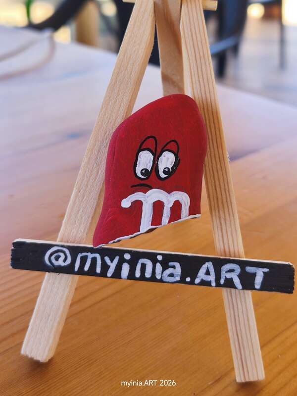 Sasso dipinto: M&M 26101 — di Myinia