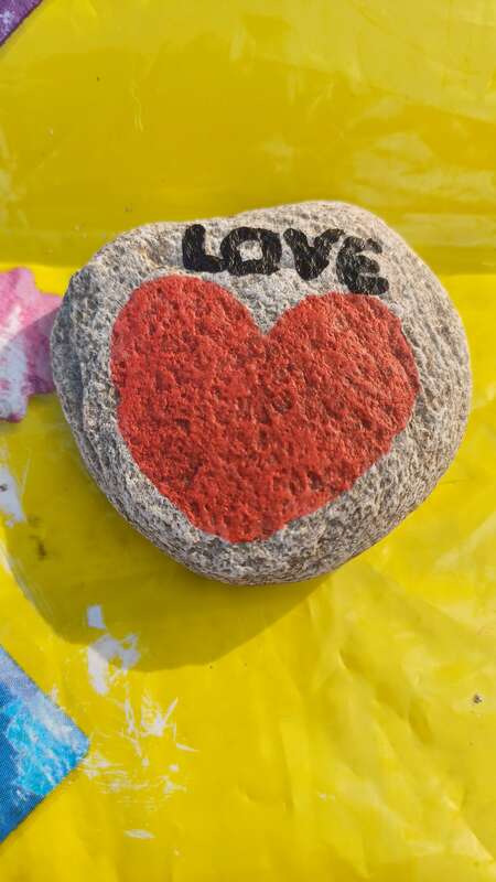 Sasso dipinto: Cuore ❤️ peace & love — di F.D.