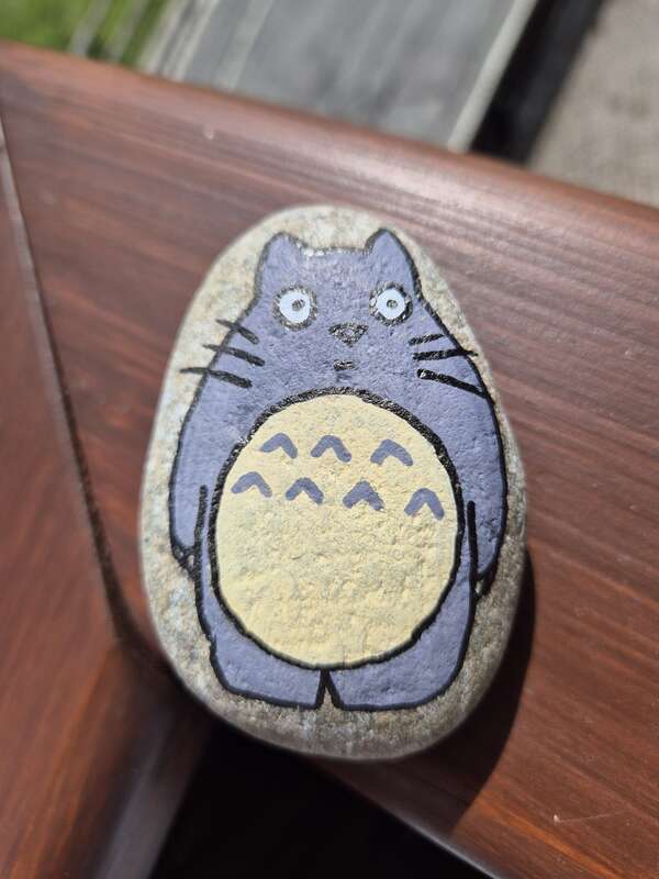 Sasso dipinto: Totoro Viaggiatore — di yuki_umi