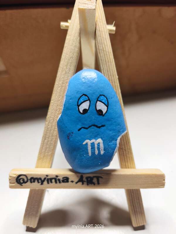 Sasso dipinto: M&M blu — di Myinia
