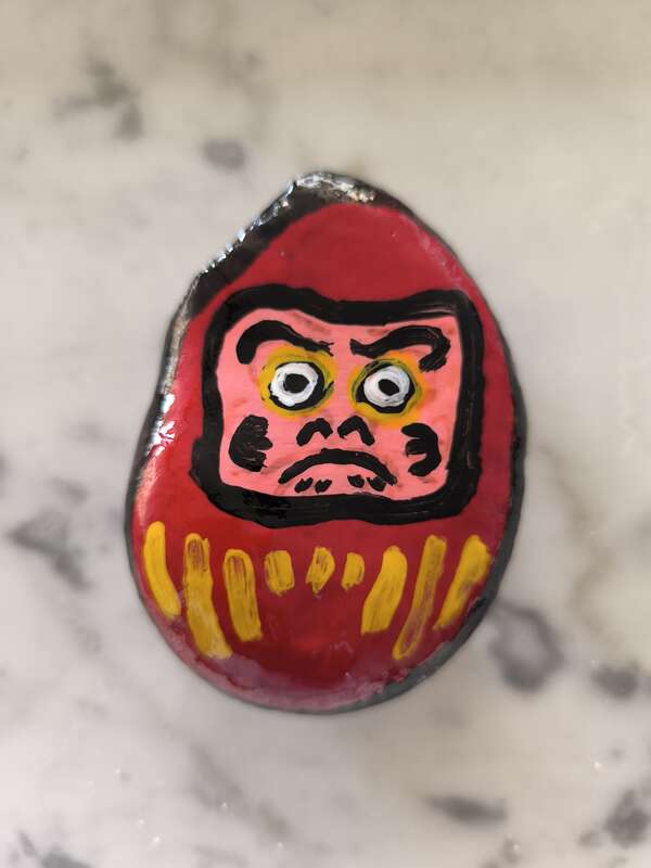 Sasso dipinto: Daruma Sensei — di Ombra Solitaria