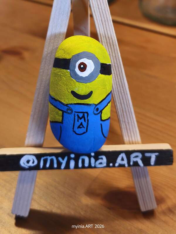Sasso dipinto: Minion 15 — di Myinia
