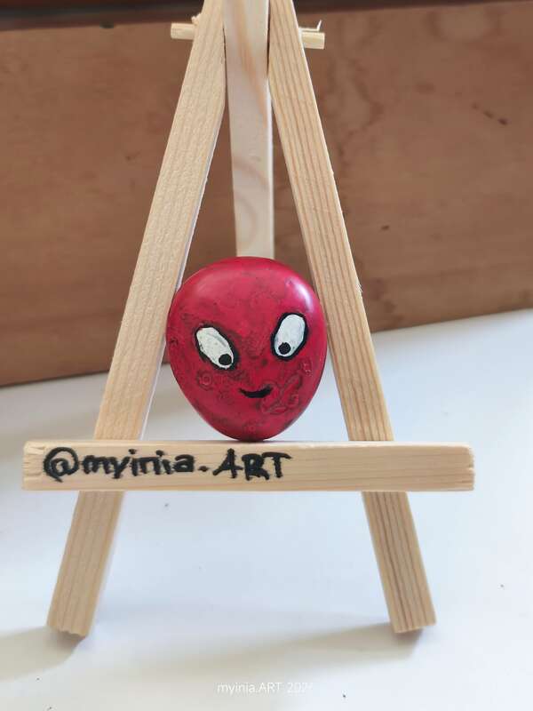 Sasso dipinto: Spideralien — di Myinia
