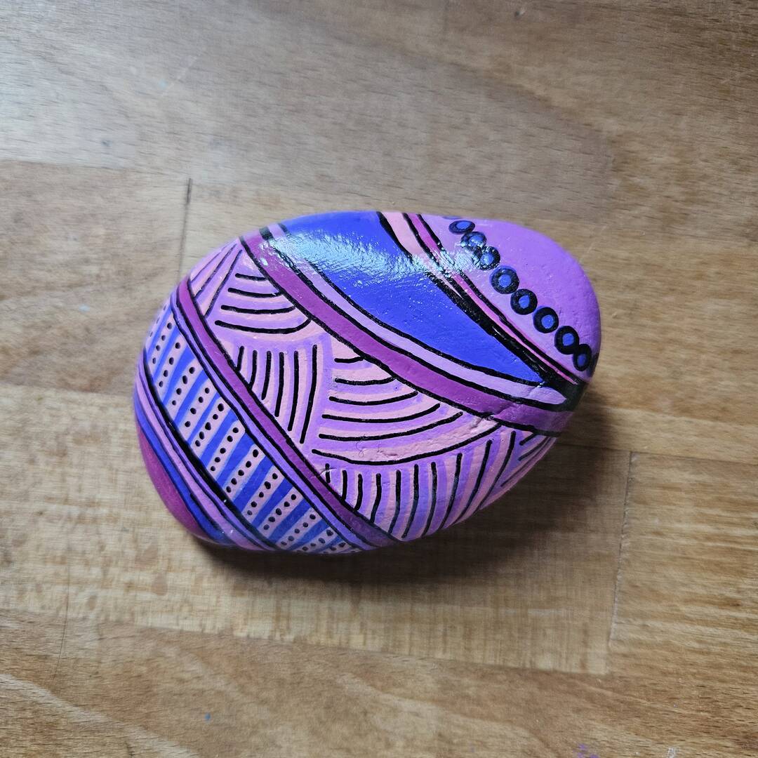 Sasso dipinto: Purple & Pink 💜🩷 — di Kika