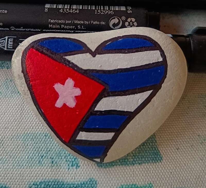 Sasso dipinto: Bandiera di Cuba 🇨🇺🥰 — di Francesca