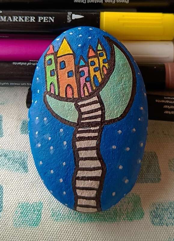 Sasso dipinto: Il borgo dei sogni sospesi 💙🥰 — di Francesca