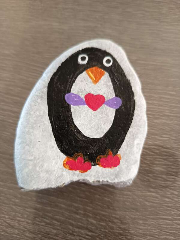 Sasso dipinto: Pingu — di Mary