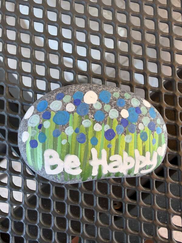 Sasso dipinto: Be happy — di Dania