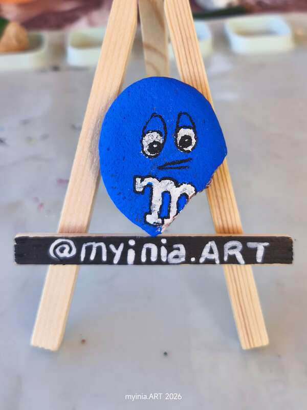 Sasso dipinto: M&M blu 2 — di Myinia