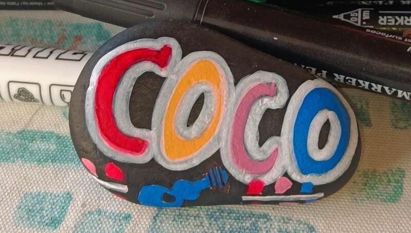 Sasso dipinto: Coco 🎸✨ — di Francesca