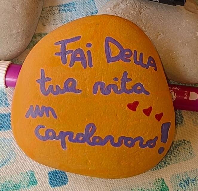 Sasso dipinto: Frase motivazionale 😉 — di Francesca