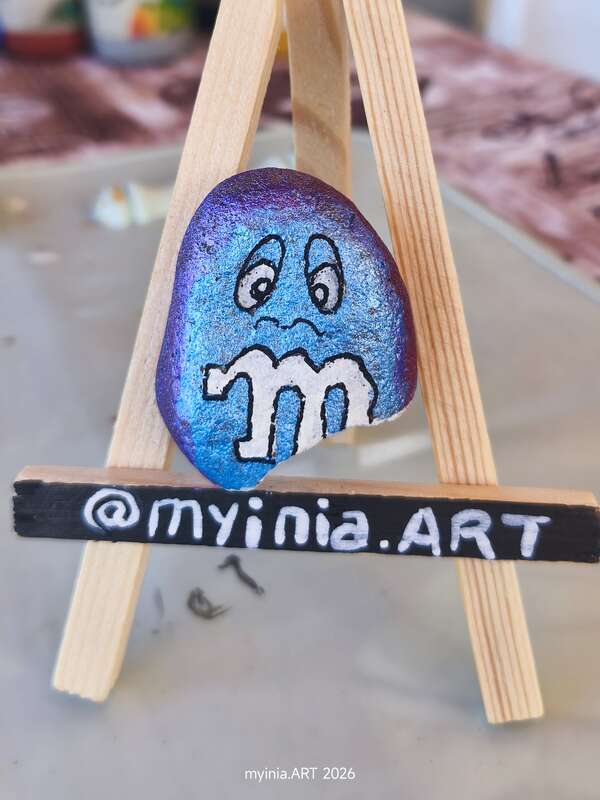 Sasso dipinto: M&M metallic sad — di Myinia