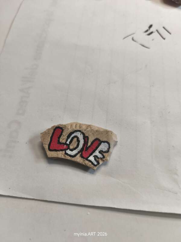 Sasso dipinto: Love — di Myinia