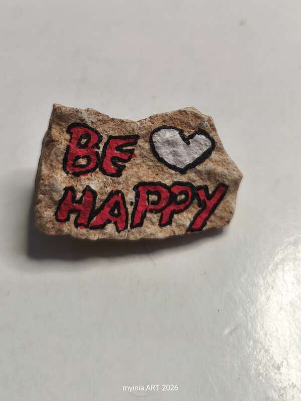 Sasso dipinto: Be Happy — di Myinia